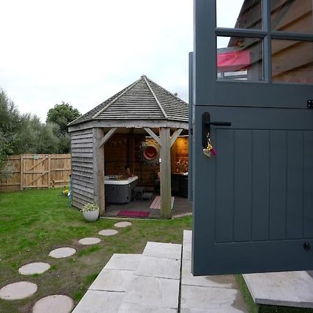 Romantic Retreat - Luxury Shepherds Hut + Hot Tub! Camborne Exterior photo