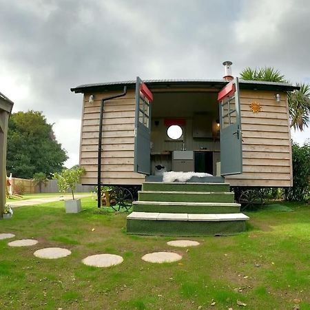 Romantic Retreat - Luxury Shepherds Hut + Hot Tub! Camborne Exterior photo