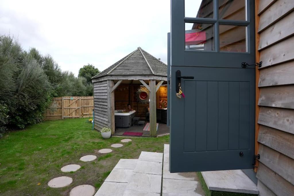 Romantic Retreat - Luxury Shepherds Hut + Hot Tub! Camborne Exterior photo