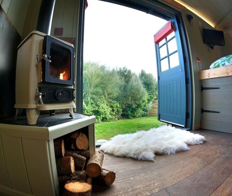 Romantic Retreat - Luxury Shepherds Hut + Hot Tub! Camborne Exterior photo