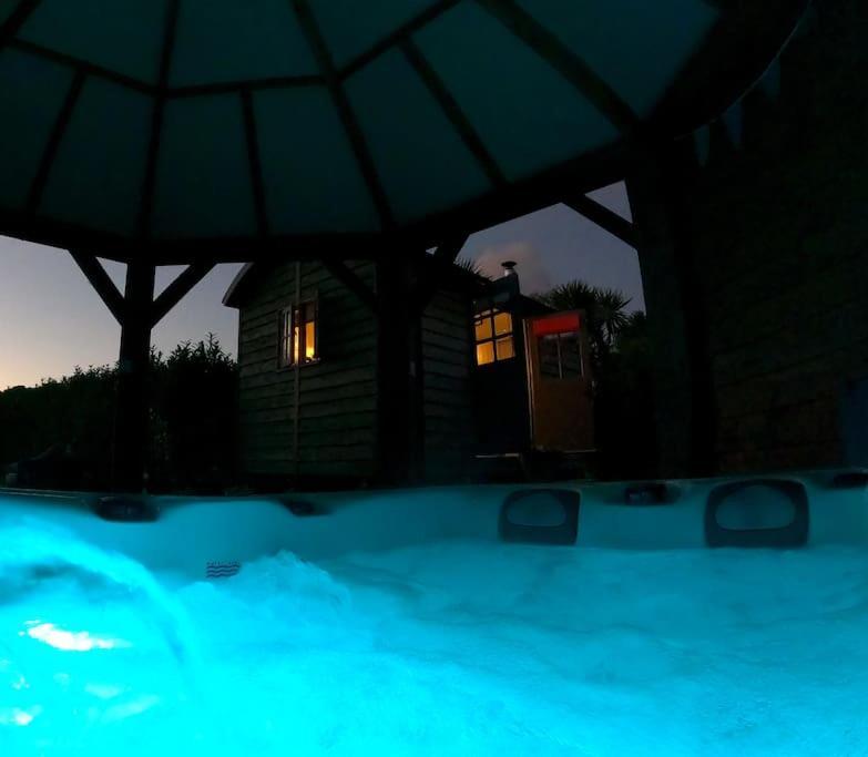 Romantic Retreat - Luxury Shepherds Hut + Hot Tub! Camborne Exterior photo