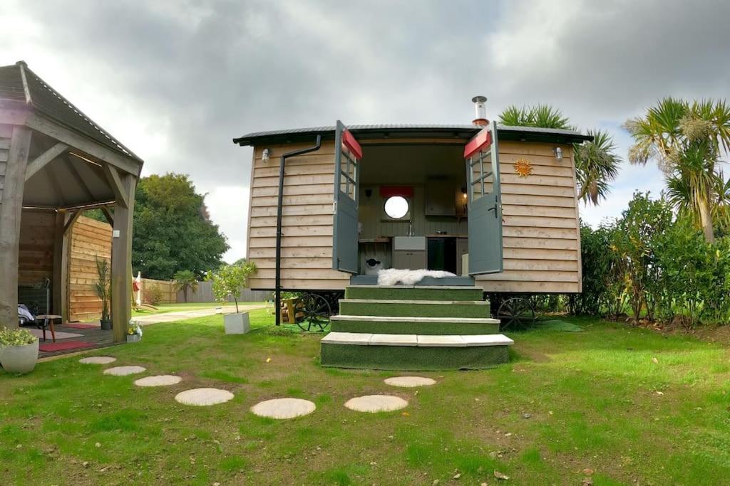 Romantic Retreat - Luxury Shepherds Hut + Hot Tub! Camborne Exterior photo