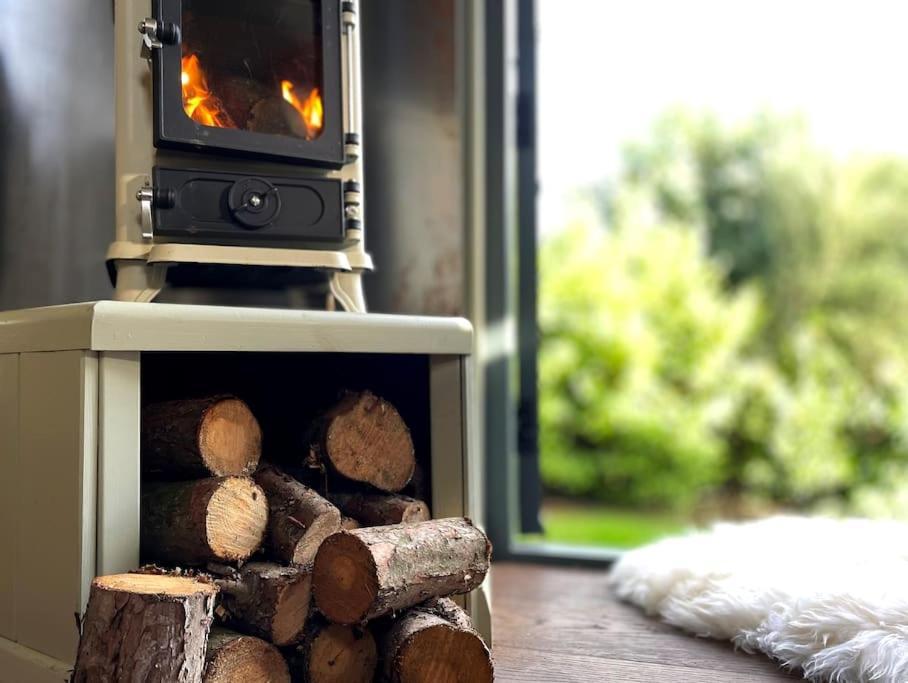 Romantic Retreat - Luxury Shepherds Hut + Hot Tub! Camborne Exterior photo