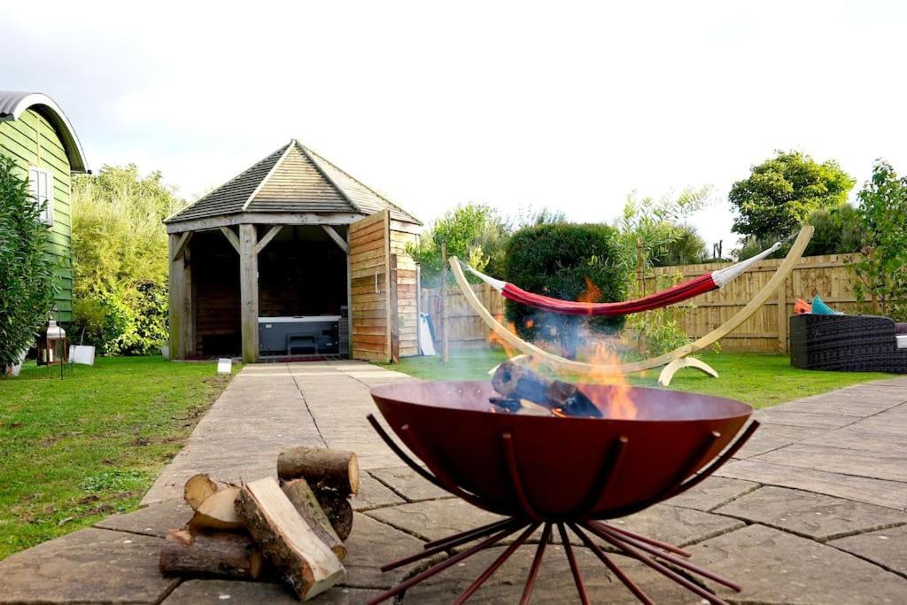 Romantic Retreat - Luxury Shepherds Hut + Hot Tub! Camborne Exterior photo