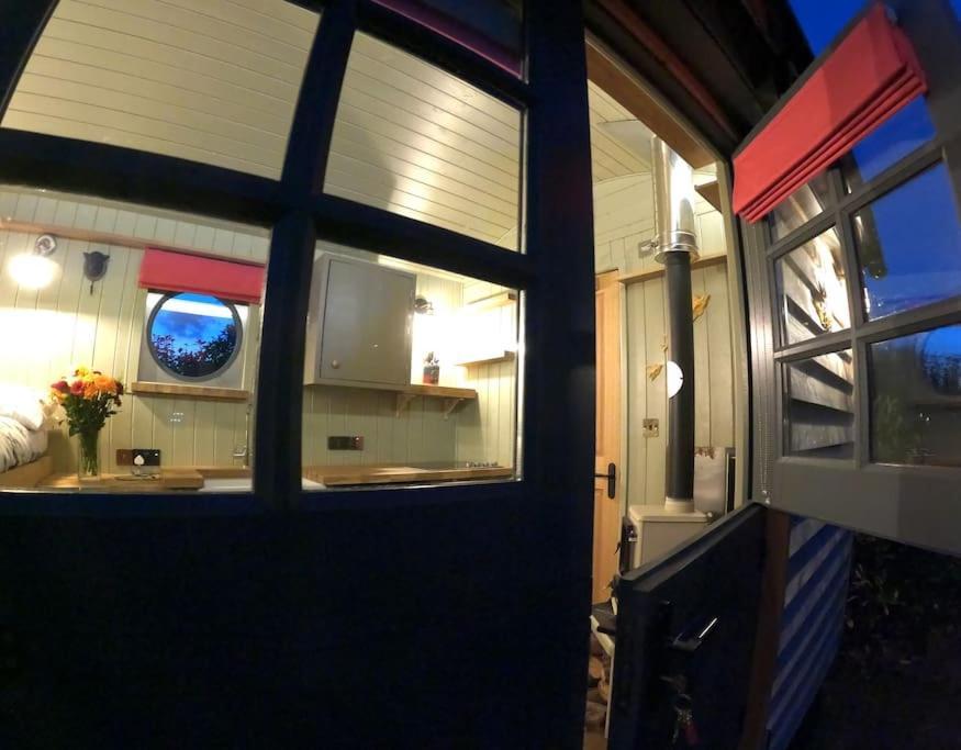 Romantic Retreat - Luxury Shepherds Hut + Hot Tub! Camborne Exterior photo