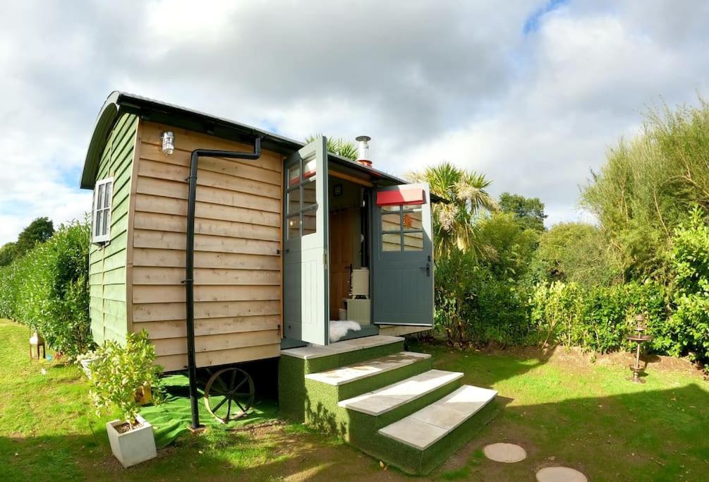 Romantic Retreat - Luxury Shepherds Hut + Hot Tub! Camborne Exterior photo